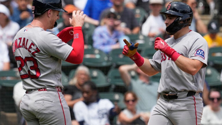 Durbin homers as the Red Sox beat the White Sox 2-1 for their 6th straight win