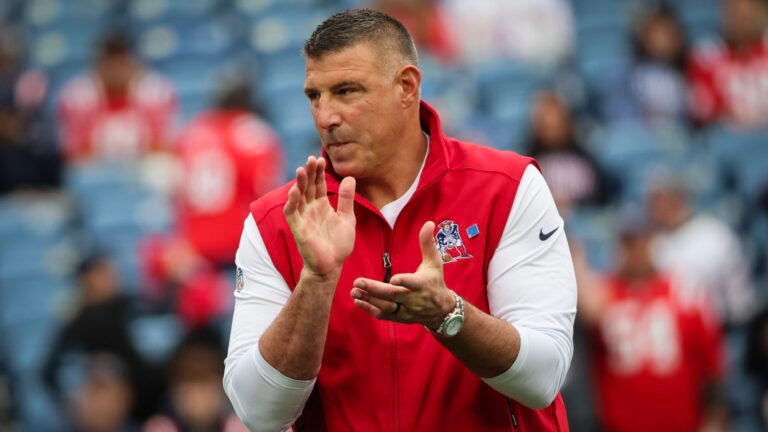 Mike Vrabel tells Tedy Bruschi he wants 2001 Patriots to be ‘blueprint’ for 2026
